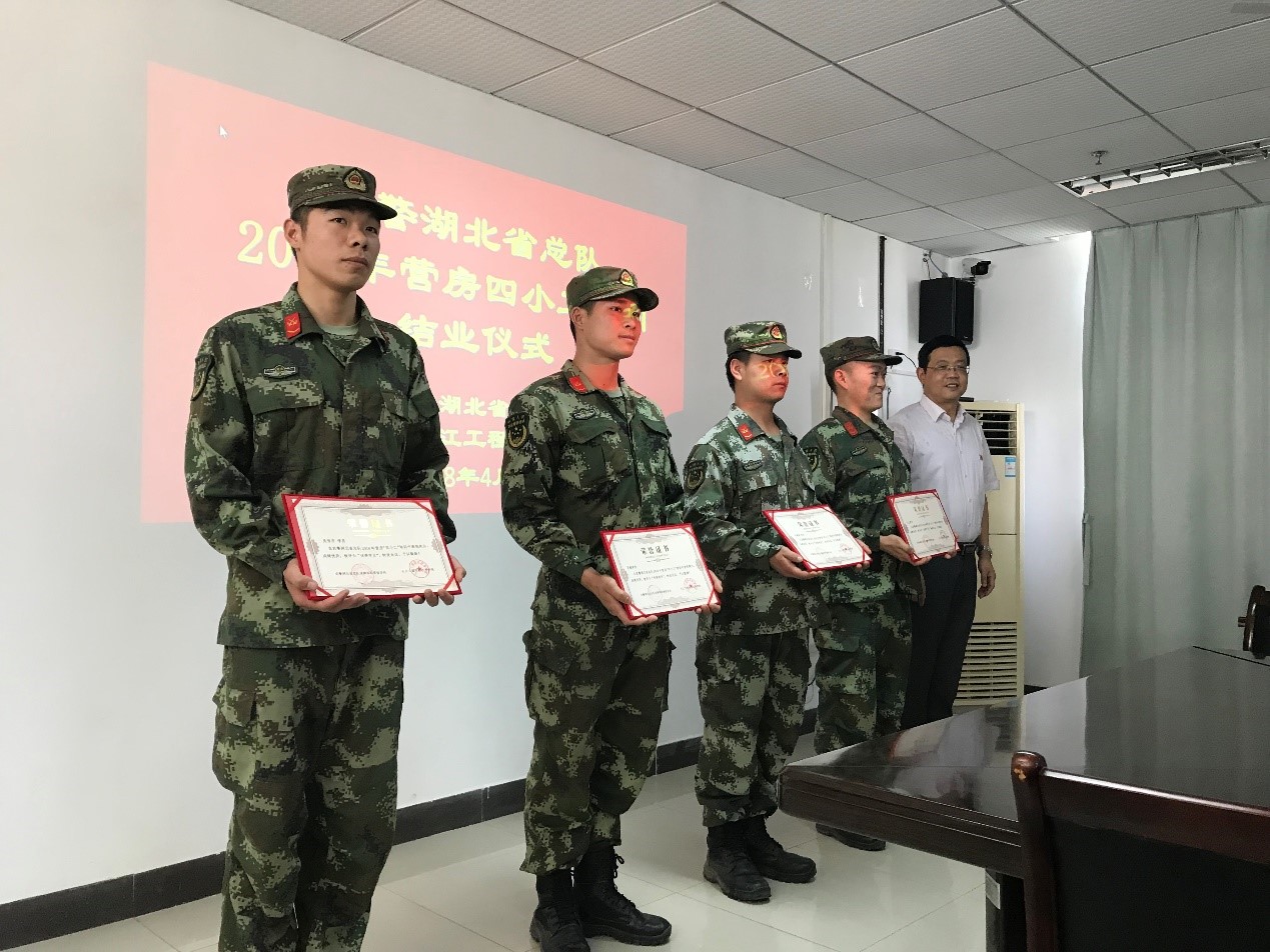 20180426642464.jpg 副校长熊绪为优秀学员颁发荣誉证书.jpg