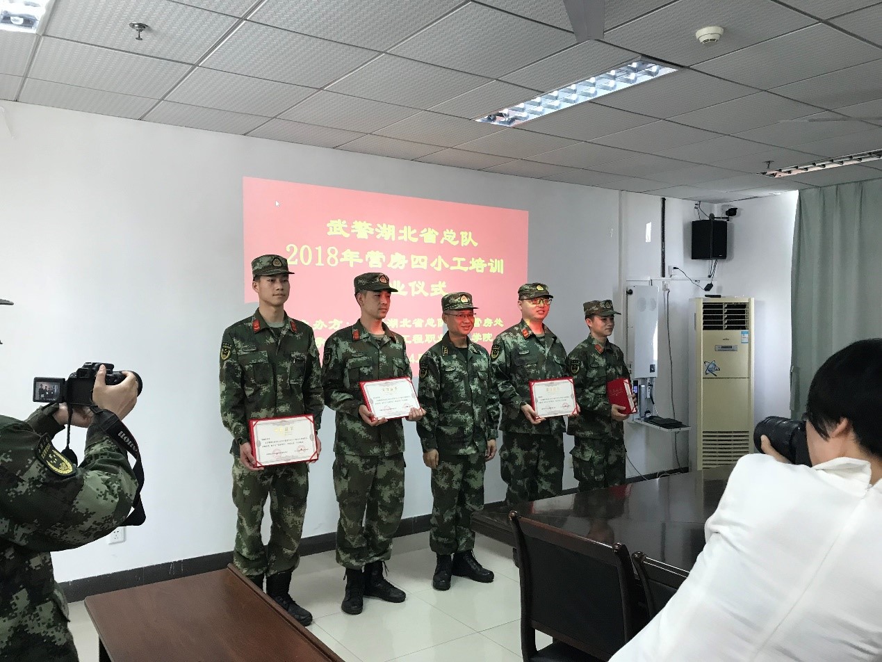 20180426843250.jpg 处长熊志军为优秀学员颁发荣誉证书.jpg
