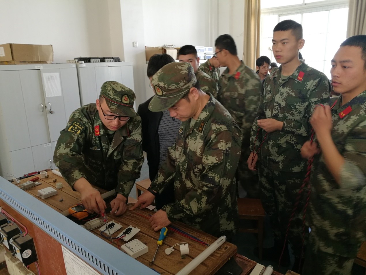 20180426548655.jpg 武警湖北省总队宗卫华副处长现场指导培训工作.jpg